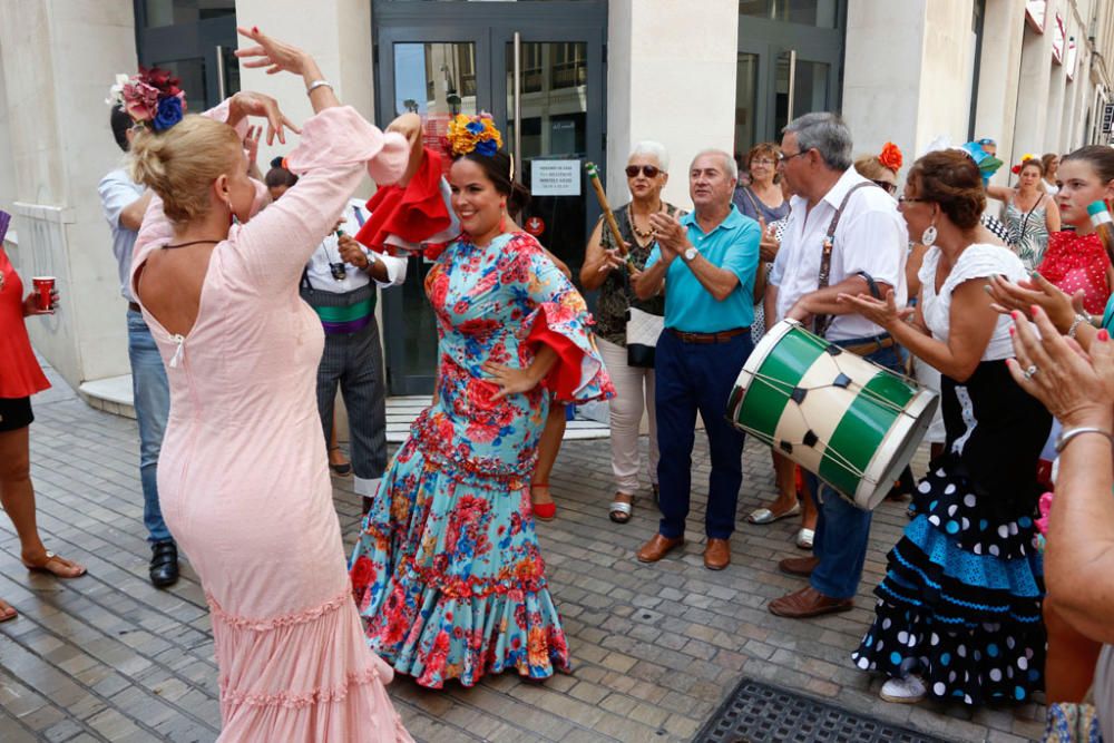 La Feria de Málaga cumple una semana de fiesta. Este miércoles, a pesar de los cielos encapotados y la sensación de bochorno, miles de personas se divierten por las calle del Centro Histórico de Málaga, en un ambiente quizá algo más desahogado de gente que otros días