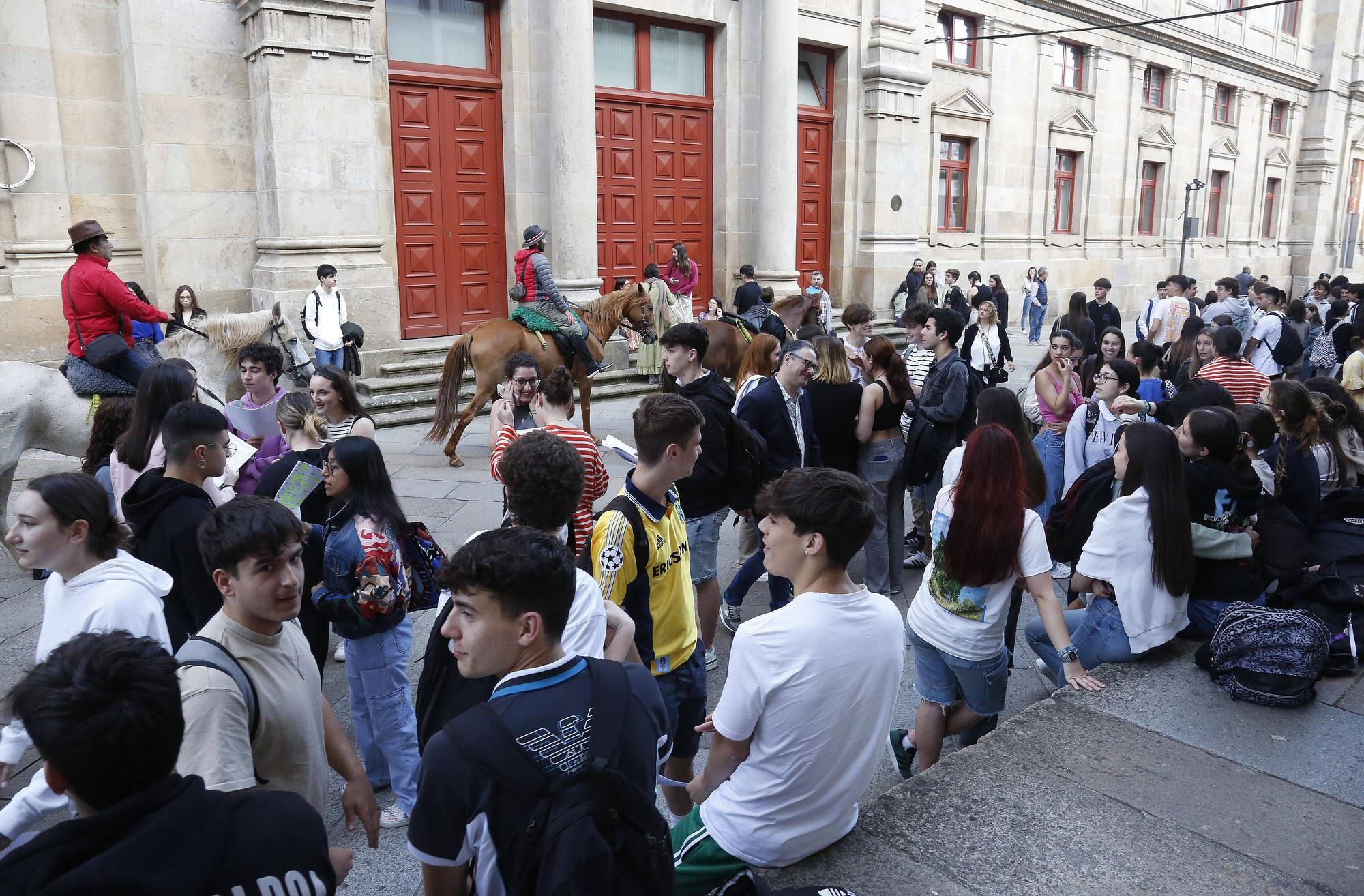 Estudiantes esperando para entrar en la Facultad de Medicina