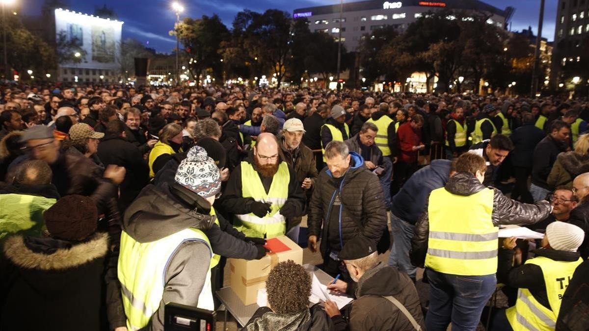 Los taxistas de Barcelona durante la votación acerca de si continúan o no la protesta.