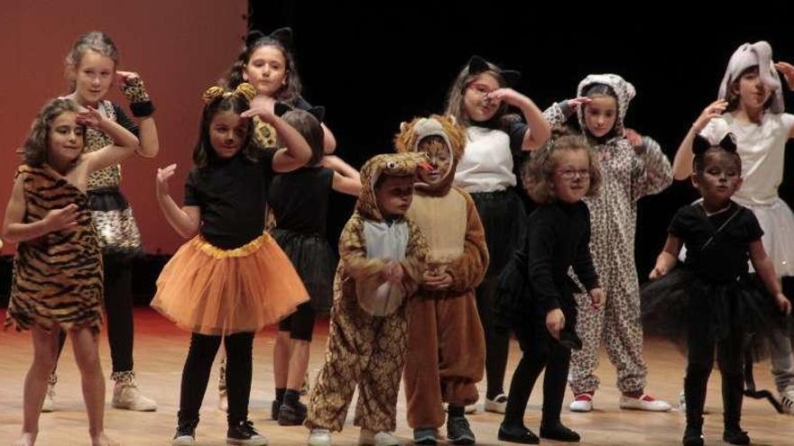 Una colosal representación. El Auditorio Municipal de Cangas acogió este fin de semana la 18.º Mostra de Teatro Escolar. Este año participan en el evento 139 alumnos y estuvo organizada por Rosi Figueroa, en colaboración con la Concejalía de Educación. Santos Álvarez