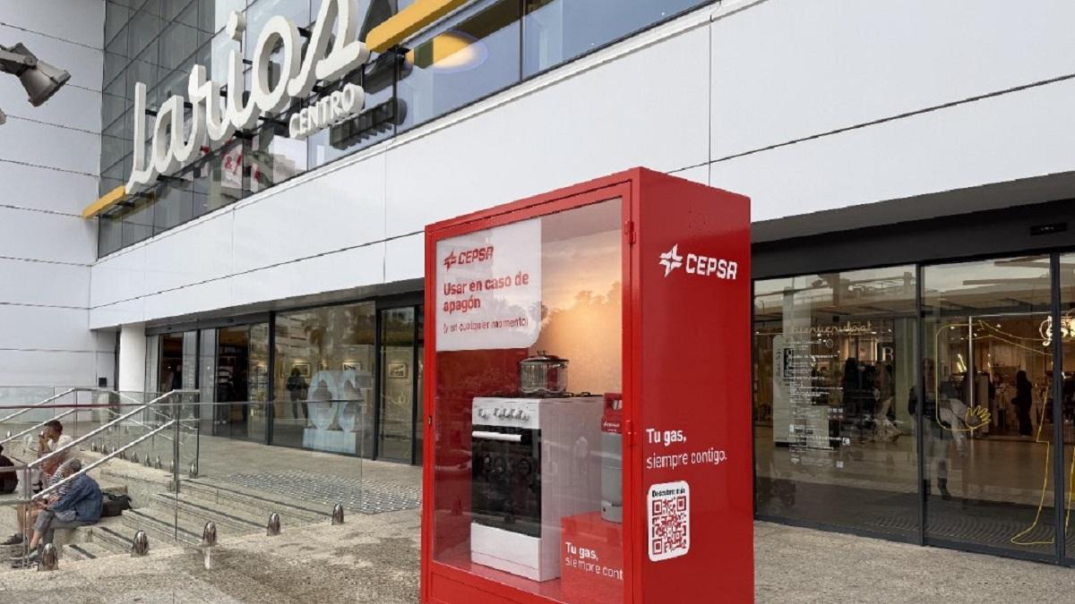 El kit de supervivencia para apagones instalado estos días por Gasib en Málaga.