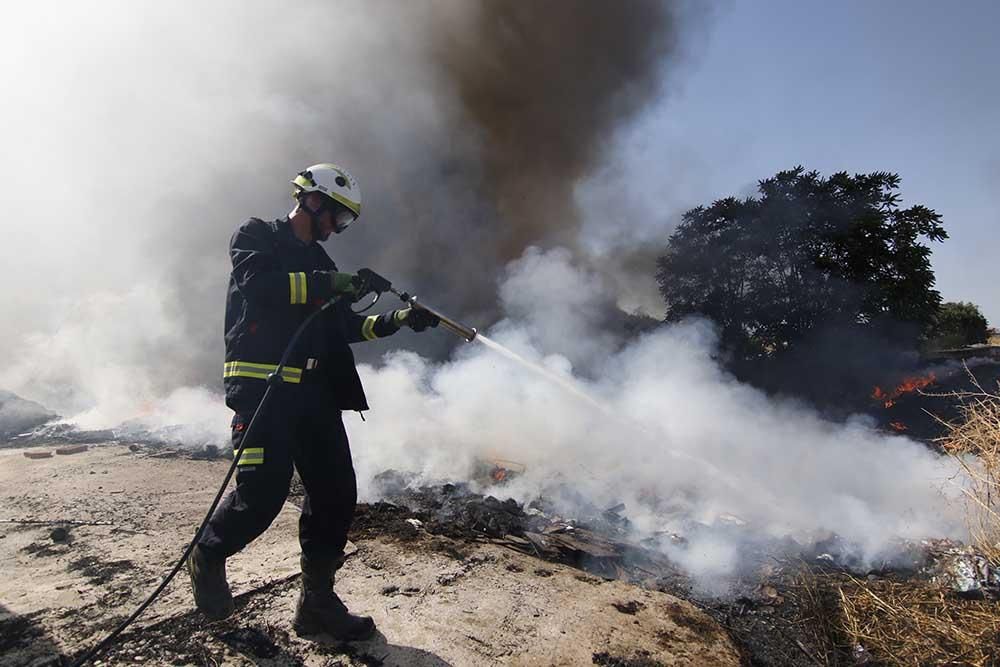 Incendio en el Camino de Carbonell junto a un asentamiento