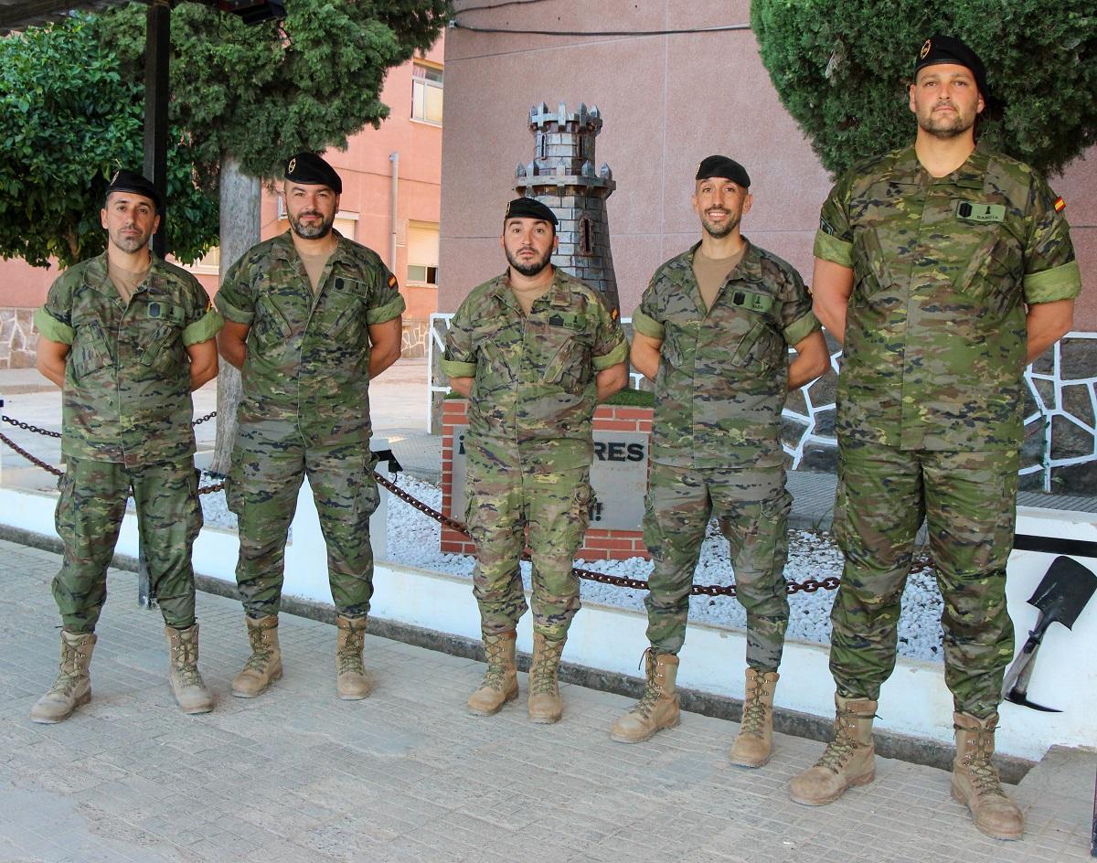 El sargento primero Romero, junto a los cabos Torres, Alba, Díaz y Briega.