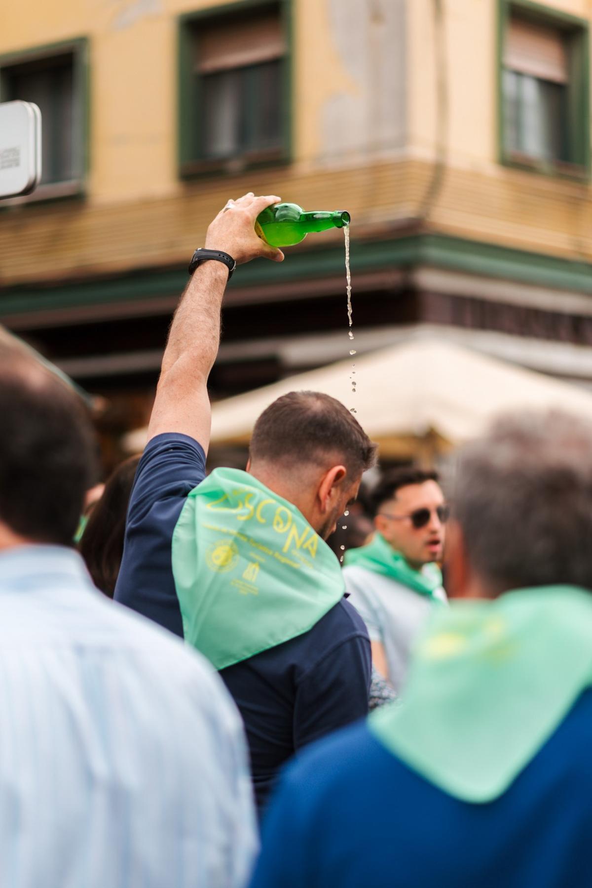 Un asistente escanciando sidra