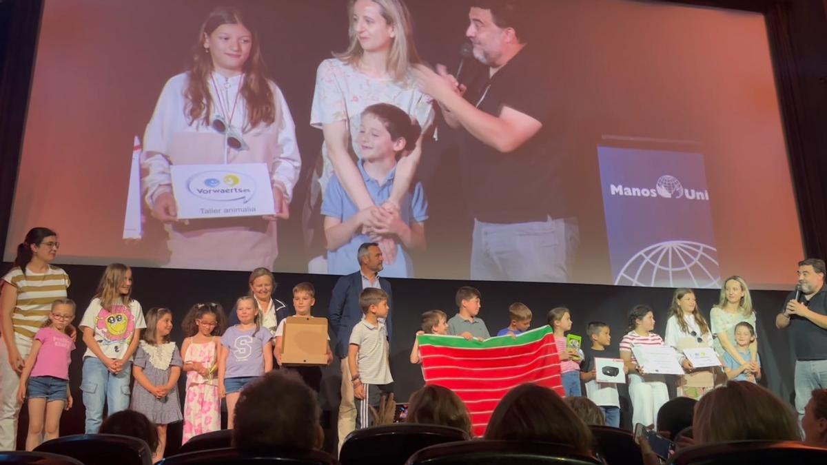 Alumnos y profesores del centro de Bermillo de Sayago recogen el premio en Madrid