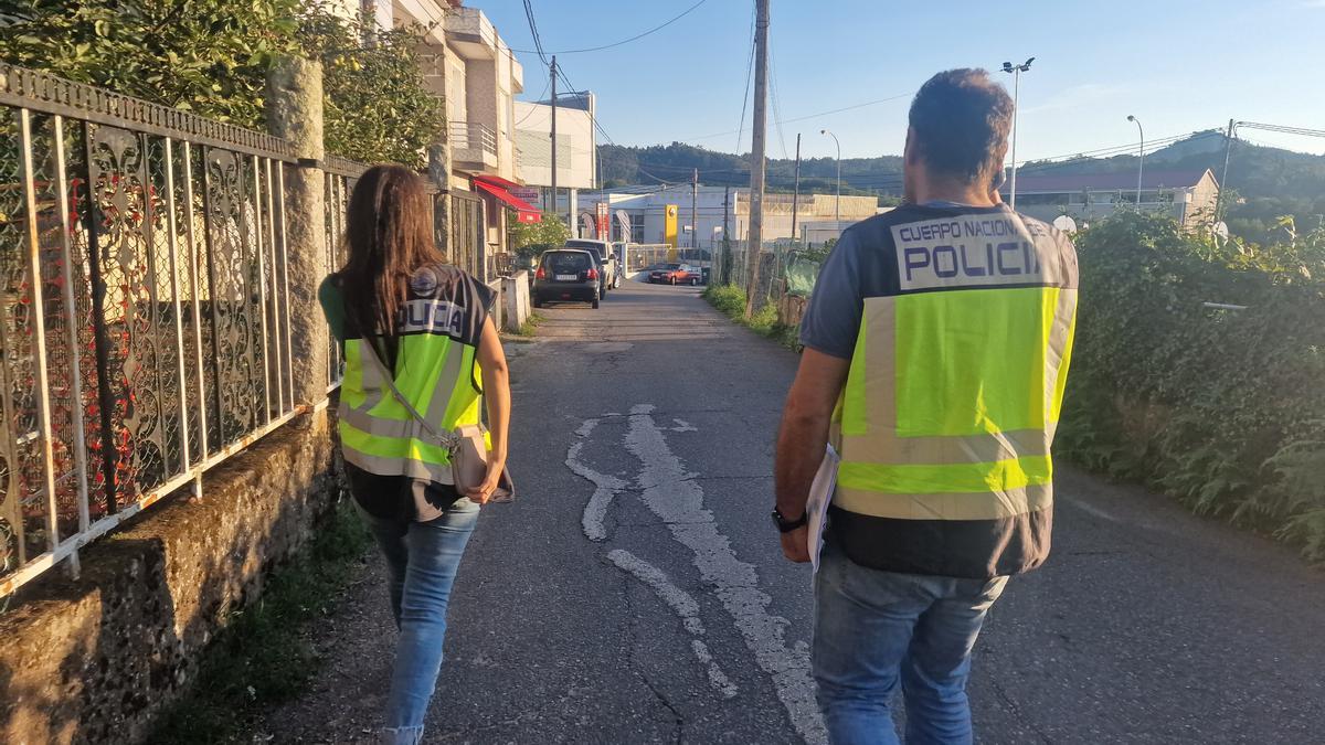 Dos de los policías antes de visitar un &quot;punto caliente&quot; de Vilagarcía, al que pretenden seguir acudiendo hasta erradicar la actividad.