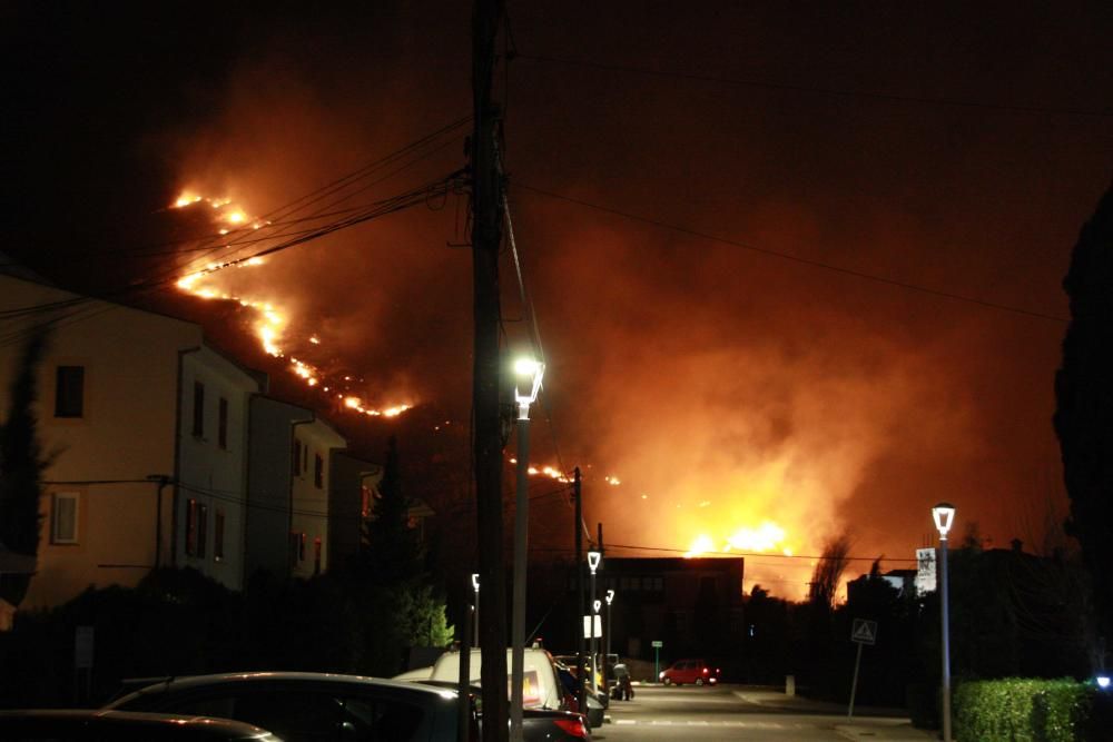 Un gran incendio forestal causa alarma en el Port de Pollença