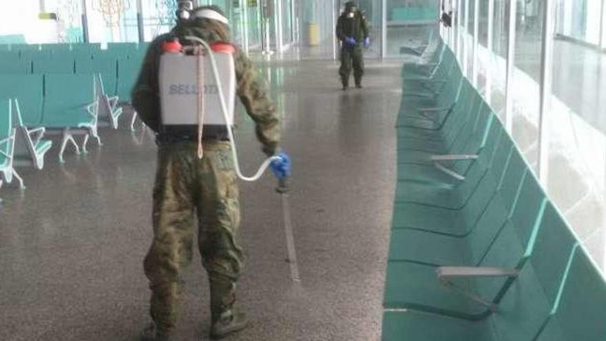 Las Fuerzas Armadas desinfectan ayer el aeropuerto de Vigo. // FdV