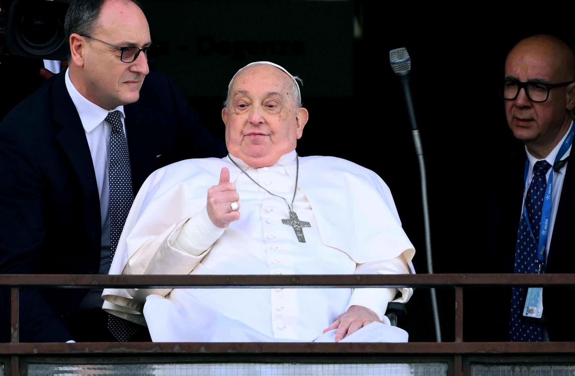 Rome (Italy), 23/03/2025.- Pope Francis (C) greets and blesses the faithful from the balcony of the Gemelli hospital where has been hospitalized, in Rome, Italy, 23 March 2025. Pope Francis will be discharged on 23 March with a prescription for at least two months of convalescence after spending more than five weeks in the hospital for bilateral pneumonia. (Papa, Italia, Roma) EFE/EPA/ETTORE FERRARI