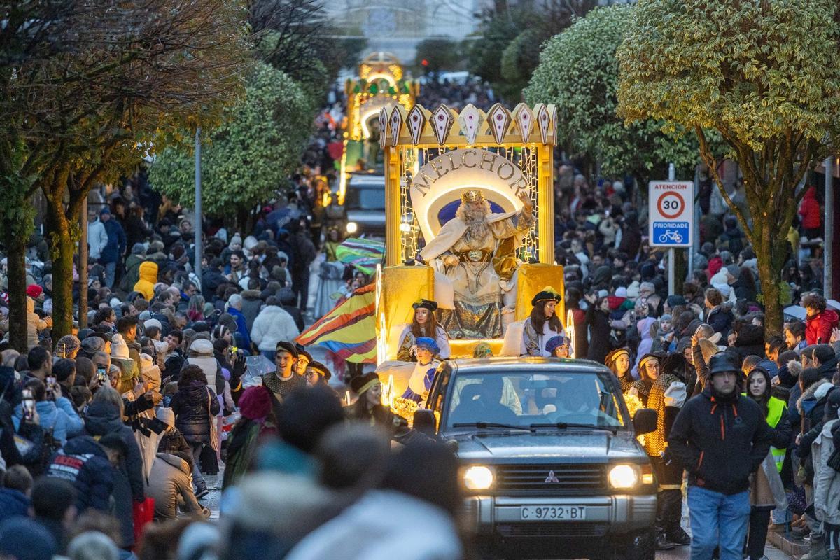 Los Reyes Magos recorren las calles de Santiago