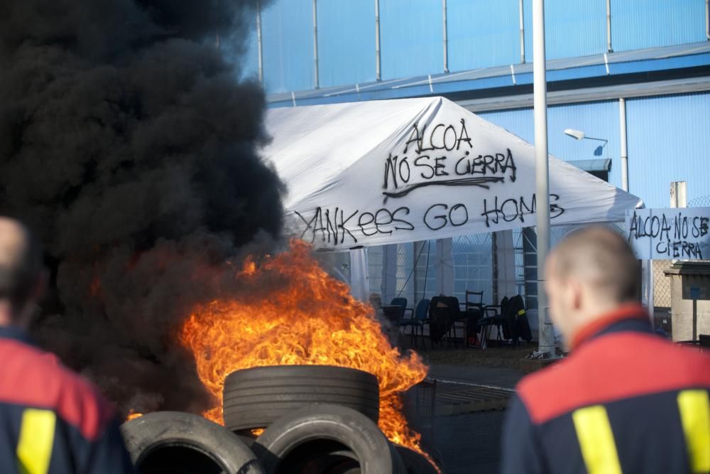 Al  "retén" de trabajadores en los accesos de la fábrica se suman las concentraciones que de lunes a jueves, por la tarde, mantendrán ante la planta de A Grela.