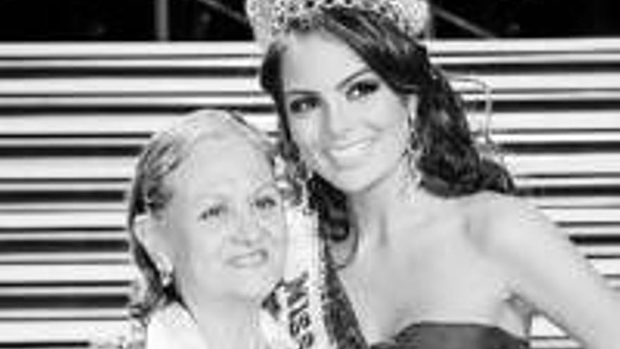 Jimena Navarrete: MISS UNIVERSO CELEBRA EL TITULO CON SU ABUELA