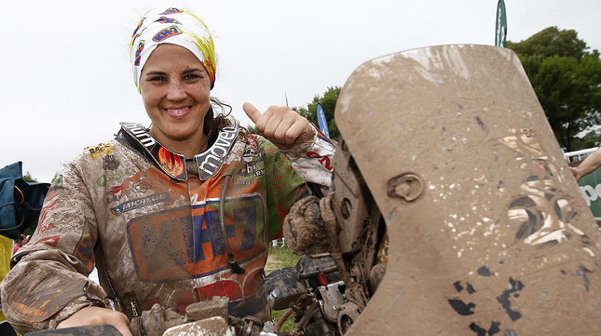 Laia Sanz, feliç després d’acabar novena al Dakar i convertir-se en la primera dona que es ficae en el ’top 10’