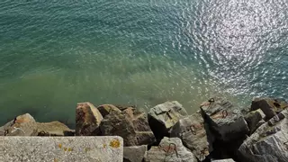 Un atasco en un pozo de pluviales causa un derrame en San Amaro