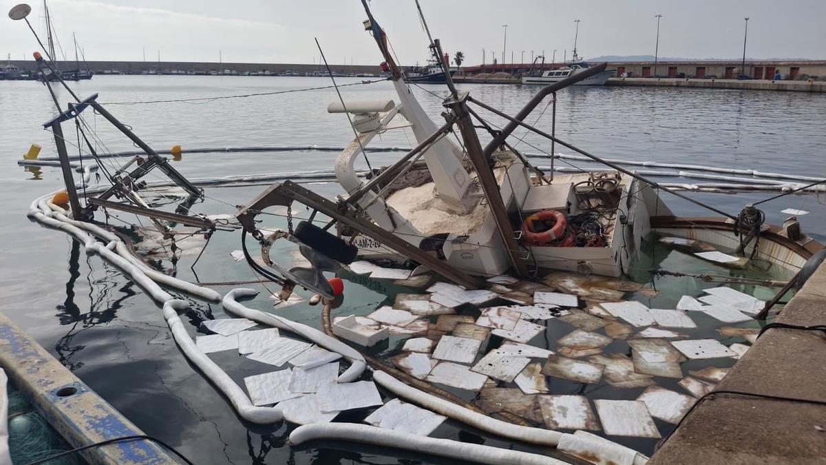 El pesquero hundido está rodeado de láminas flotantes que absorben el vertido de aceite