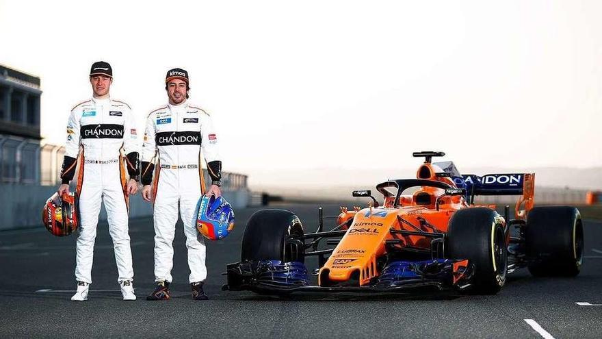 Vandoome y Alonso, con el nuevo monoplaza.