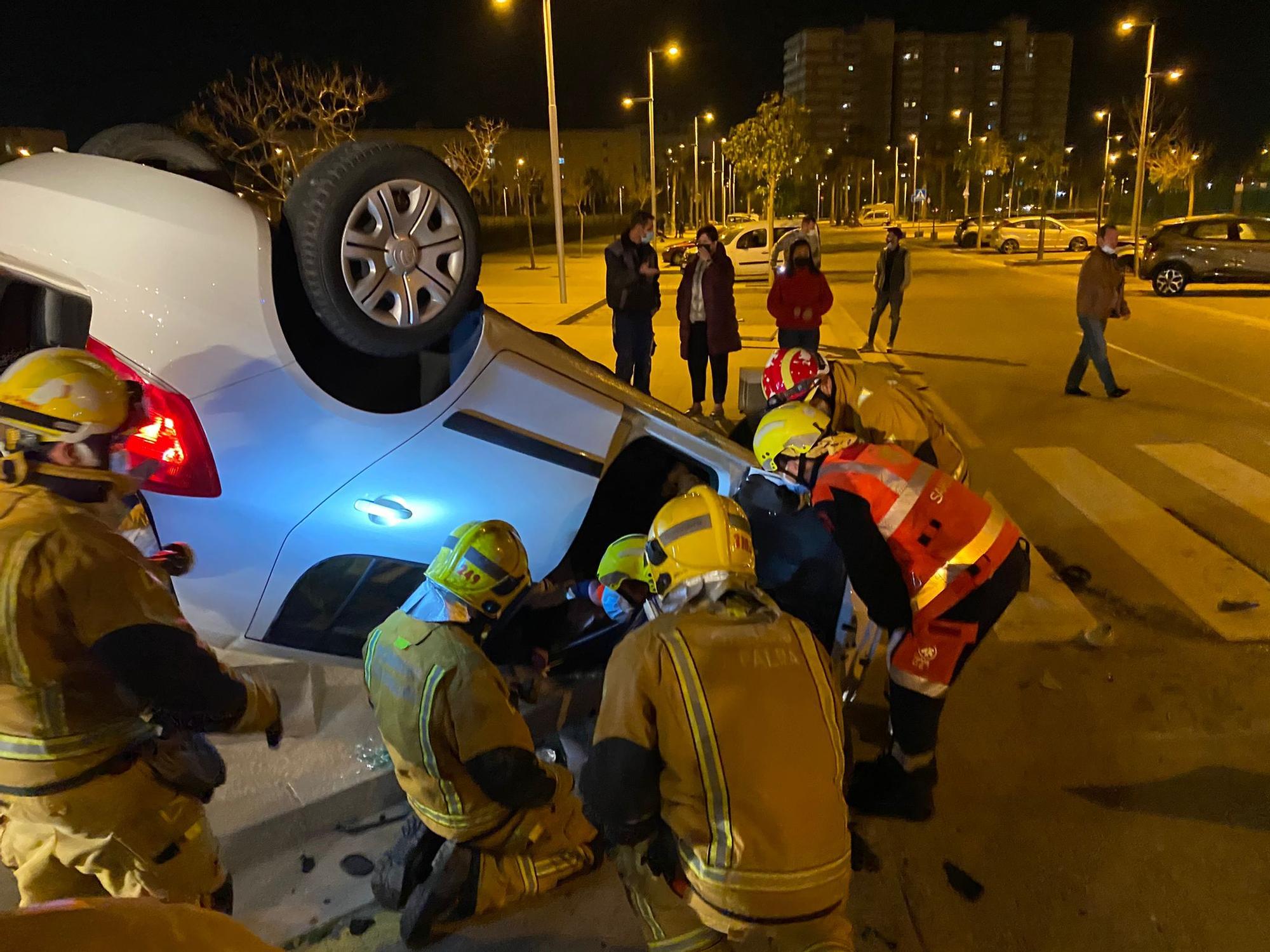 Aparatoso accidente en Palma: se estrellan contra un coche y se dan a la fuga