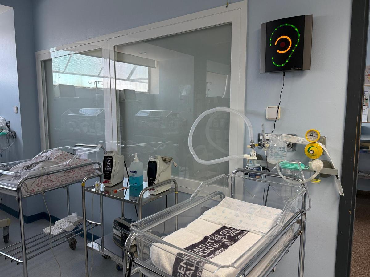 Imagen del sensor instalado en Neonatología, donde el programa ha comenzado como experiencia piloto.
