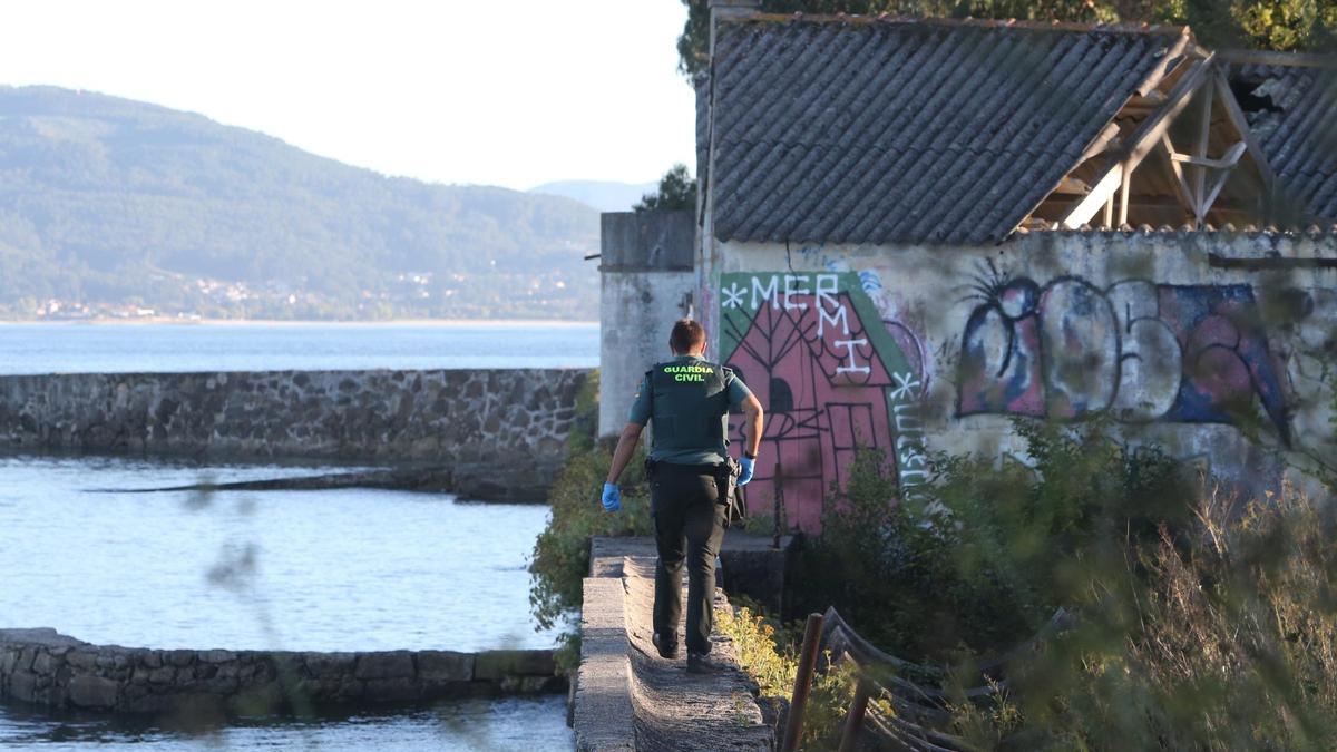 Un guardia civil accediendo ayer a la antigua ballenera de Massó, donde apareció el cadáver.