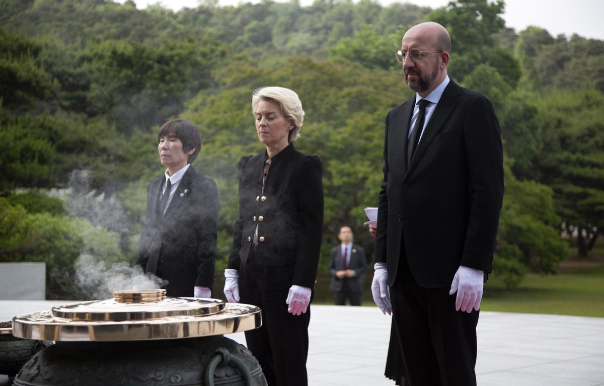 Von der Leyen y Michel visitan el Cementerio Nacional de Corea