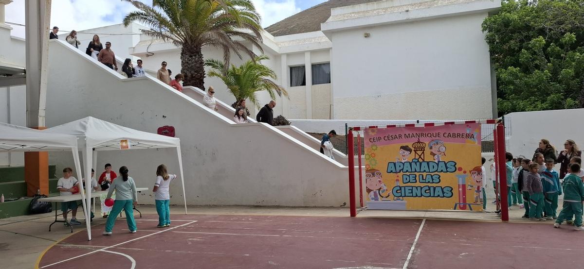 Llegada de las familias a la feria de la ciencia en el CEIP César Manrique Cabrera, en Tahíche