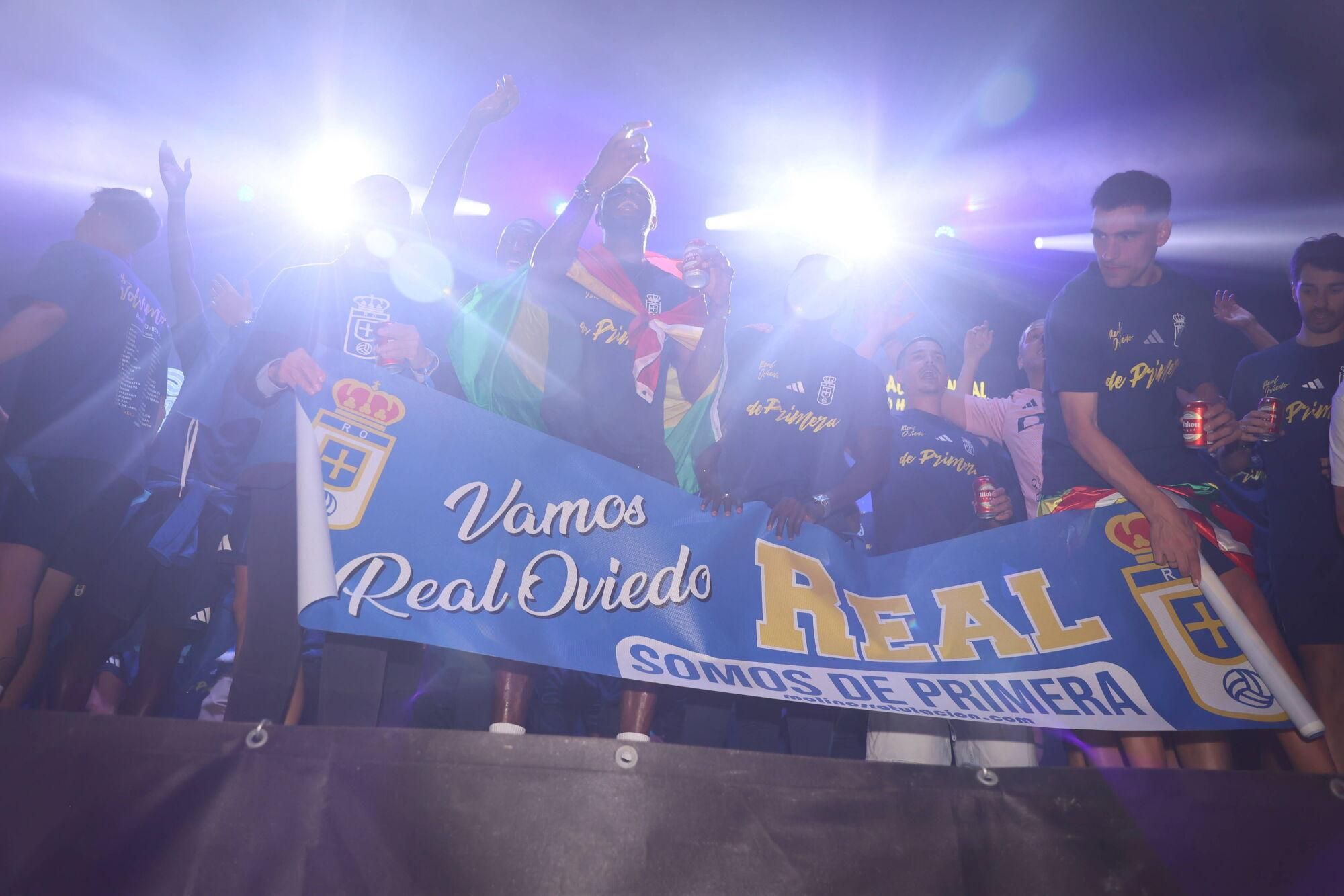Así se celebró el ascenso del Oviedo a Primera: la afición estalla en una noche histórica
