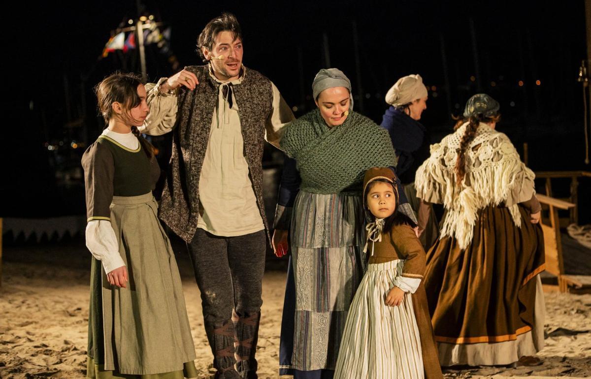 Sobre estas liñas, «Arribada do descubrimento» en 2025. Á dereita, espectáculo de lume. | // JESÚS FIGUEIRIDO