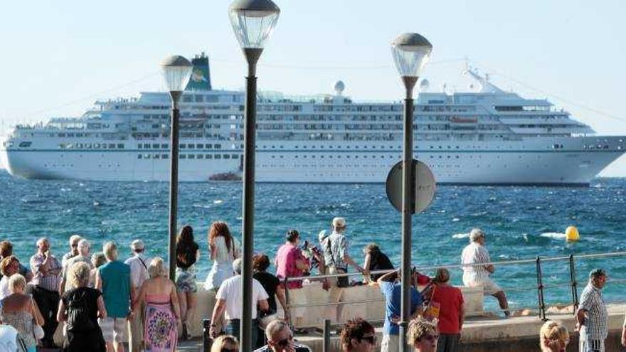 Torrevieja se abre al turismo de cruceros con la escala en septiembre del «Amadea»