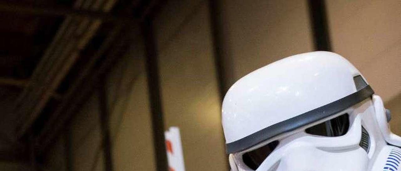 Dos fans de &quot;Star Wars&quot;, disfrazados de jawa y de soldado imperial, ayer, en la convención &quot;Héroes Comic Con&quot; de Madrid.