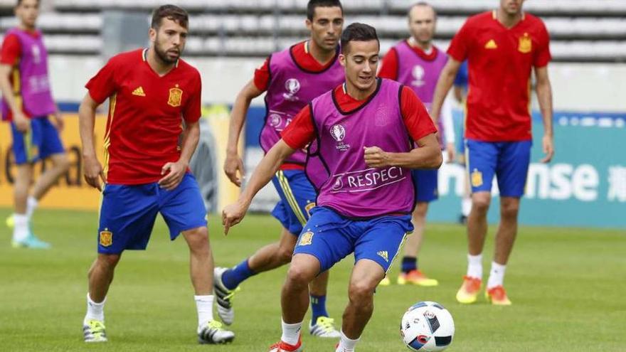 Lucas Vázquez corre a por el balón en el entrenamiento de ayer de la &#039;roja&#039;.