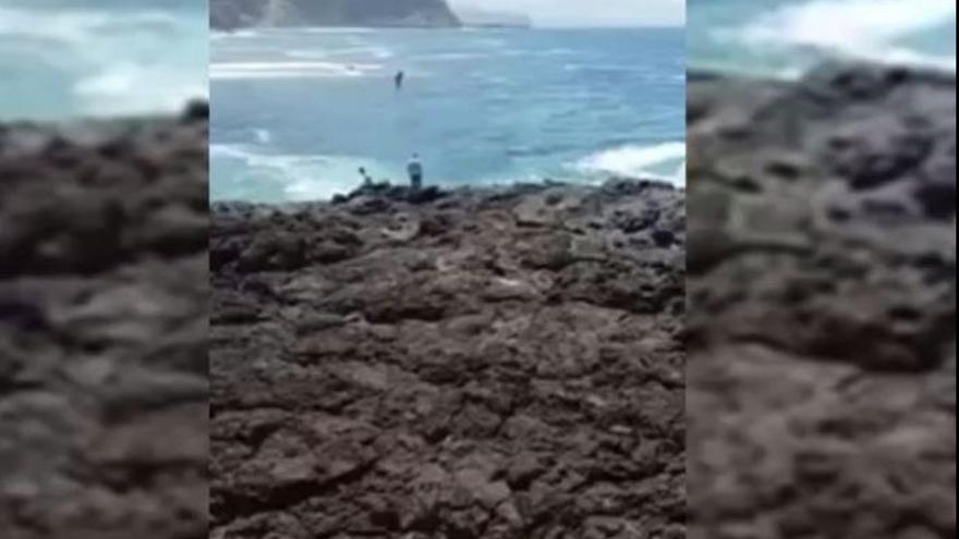 Rescatan a un menor que se queda aislado en la costa de Tenerife