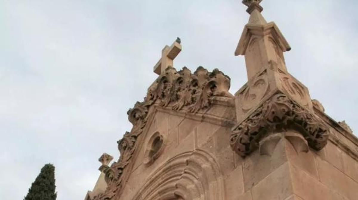 Panteón de la familia Cachá Arcoya, de estilo neogótico.