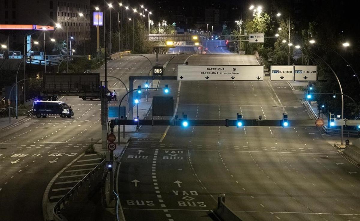 Dispositivo Oris de Guardia Urbana y Mossos para hacer cumplir el toque de queda nocturno para intentar frenar la propagación del coronavirus. En la foto Mossos d’Esquadra en la salida de Barcelona por la Meridiana.