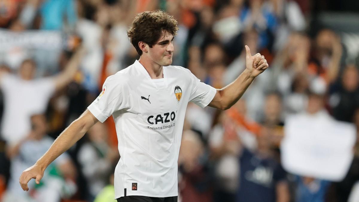 Javi Guerra celebra el tanto de la victoria del Valencia