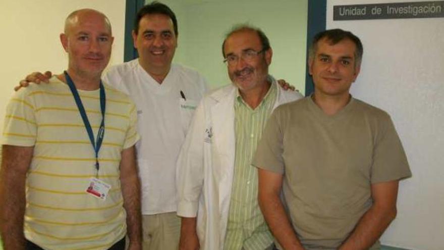 El doctor Vicente Gil -el segundo por la derecha- con el resto de investigadores del hospital.