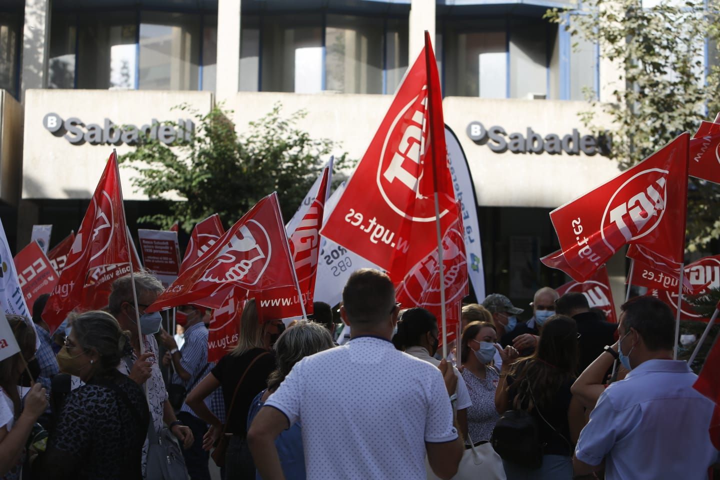 Protesta de los trabajadores del Sabadell contra el ERE frente a la sede del banco en Alicante