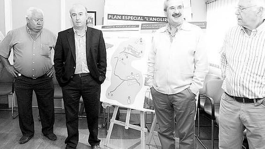 Muñiz y Torre, en la izquierda, acompañados por concejales riosanos, durante la presentación del proyecto.