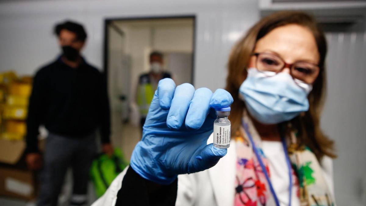 Una sanitaria muestra uno de los 400 viales de Janssen llegados ayer a Córdoba, en el centro de salud Castilla del Pino.