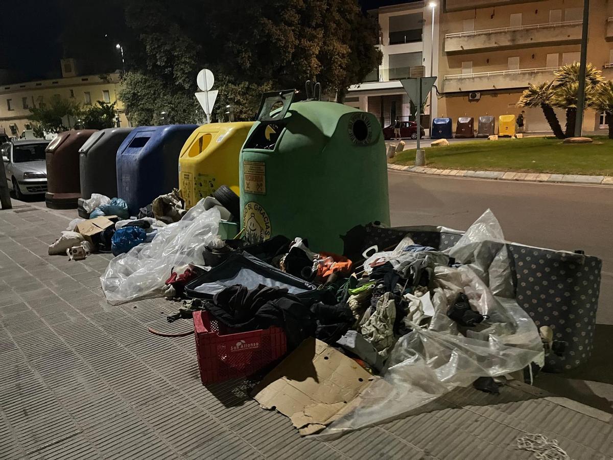 En el problema de la basura que se acumula junto a los contenedores hay una parte de responsabilidad ciudadana.