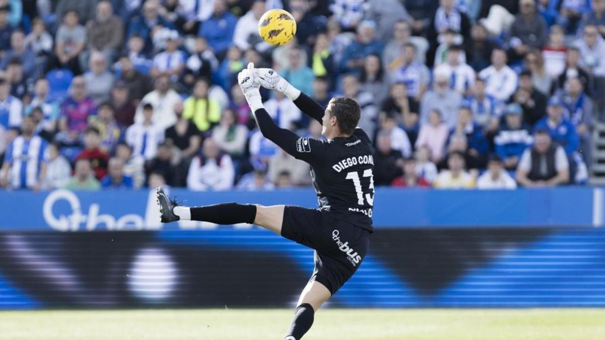 Diego Conde atrapa un balón en un partido del Leganés.