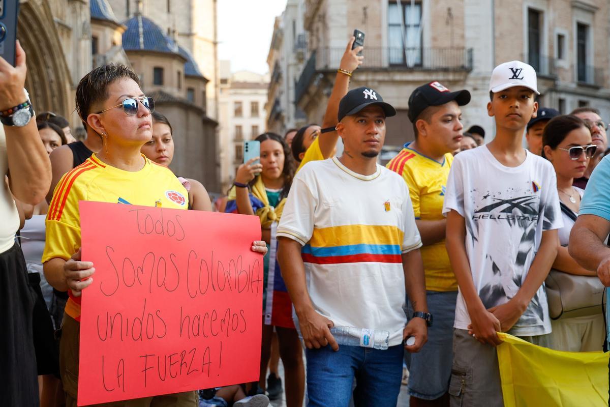 València guarda una vigilia en la plaza de la Virgen en homenaje a las víctimas del terremoto de Colombia