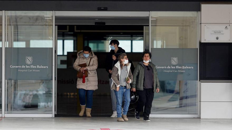 Unos usuarios saliendo el miércoles con mascarilla del Hospital Can Misses. | T. ESCOBAR