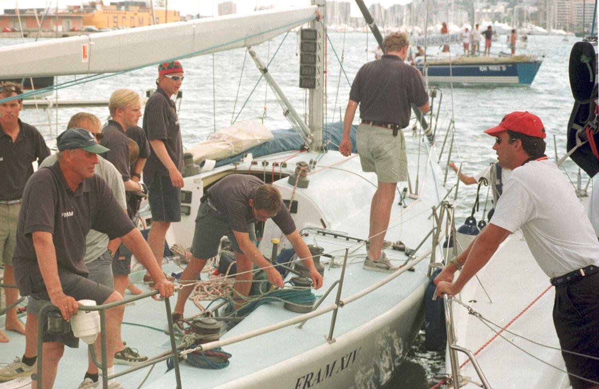 Harald de Noruega conversa con el entonces Príncipe Felipe en la Copa del Rey de 1998 Harald de Noruega conversa con el entonces Príncipe Felipe en la Copa del Rey de 1998