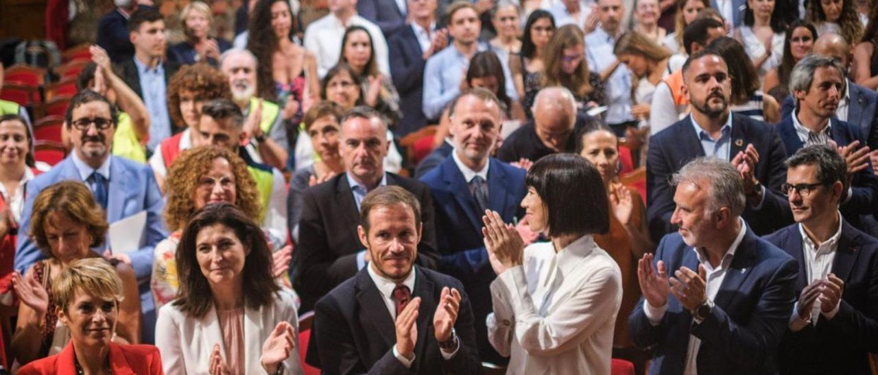 Ángel Víctor Torres, rodeado por los ministros Diana Morant y Félix Bolaños, aplaude junto al resto de autoridades a los científicos.