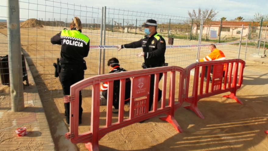 Agents de la Policia i operaris posant tanques per impedir l&#039;accés a la zona protegida aquest dissabte 16 de gener de 2021