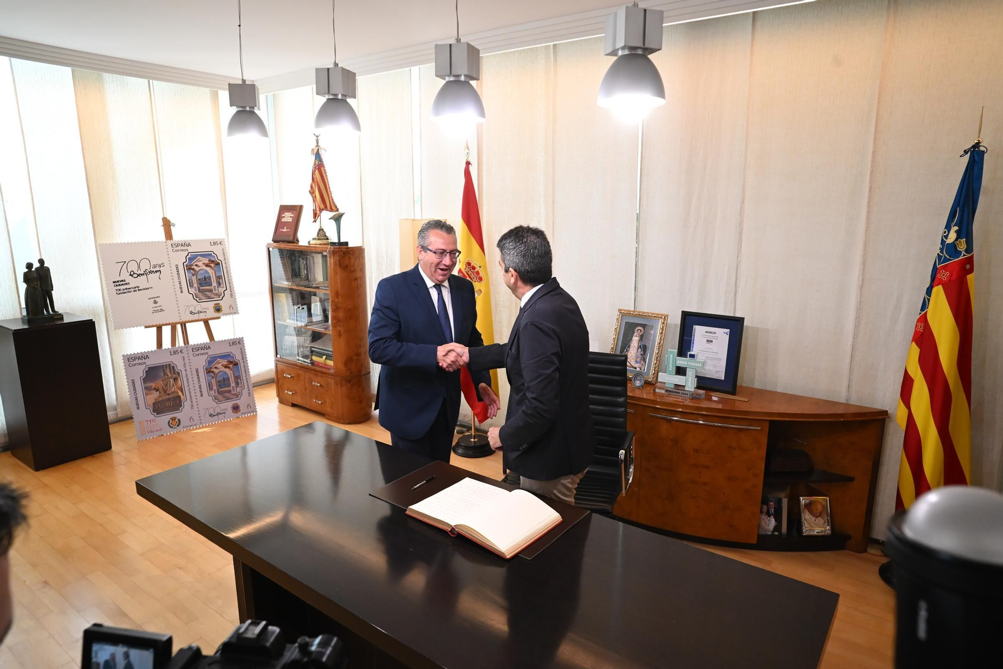 Celebración del Día de Europa en Benidorm y entrega de la distinción a Enrique Ballester