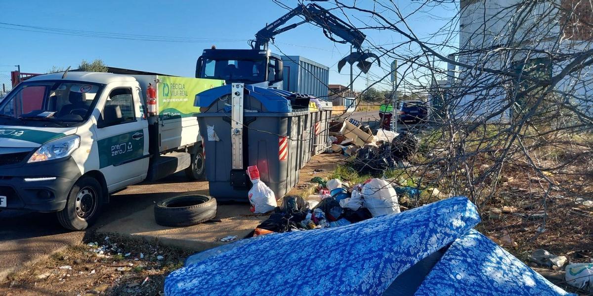 Operarios de la empresa adjudicataria de limpieza viaria y recogida de residuos de Vila-real retiran voluminosos de un vertedero ilegal junto a un camino rural.