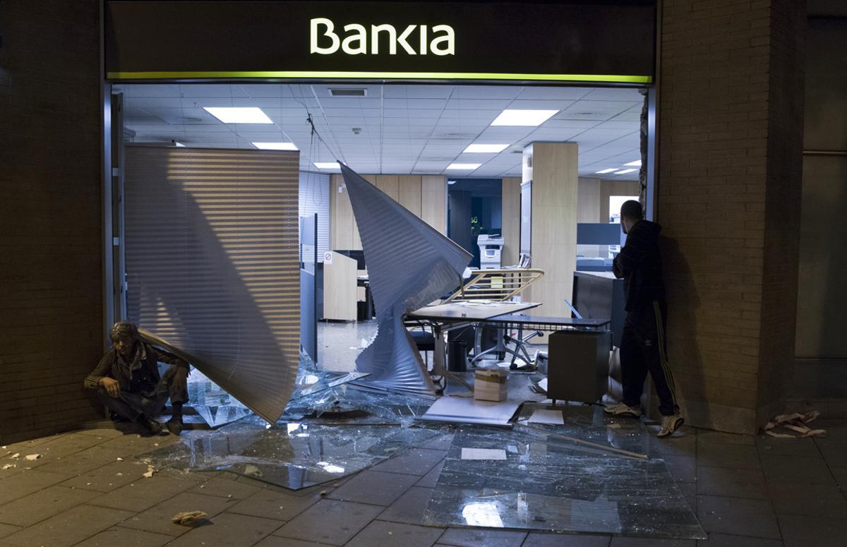 Como protesta por la demolición del centro Can Vies en mayo del 2014 un numeroso grupo de personas afines al movimiento ’okupa’ provocó numerosos destrozos en locales comerciales y mobiliario urbano de las calles aledañas.