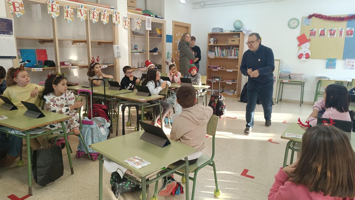 Darío Álvarez, en una de las aulas de tercero de Primaria, explicando a los alumnos los secretos de la programación informática.