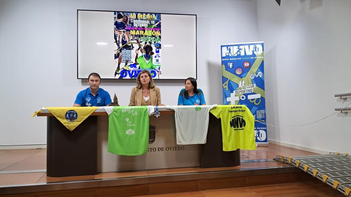 Efrén Longoria, Conchita Méndez y Carla Vallejos en la presentación.